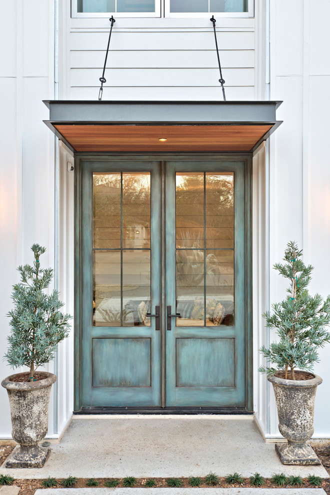 Стильный дизайн: большая входная дверь в стиле неоклассика (современная классика) с белыми стенами, двустворчатой входной дверью и зеленой входной дверью - последний тренд