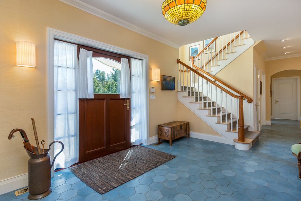 Mittelgroße Klassische Haustür mit gelber Wandfarbe, Keramikboden, Einzeltür, dunkler Holzhaustür und blauem Boden in Portland Maine