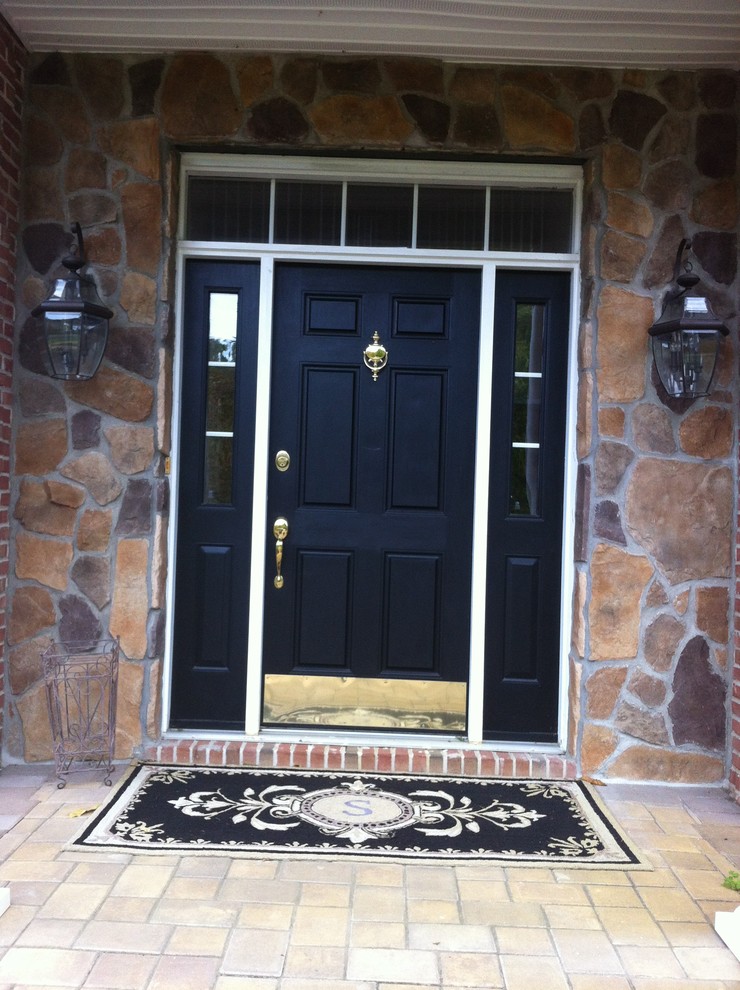 Example of a classic entryway design in New York