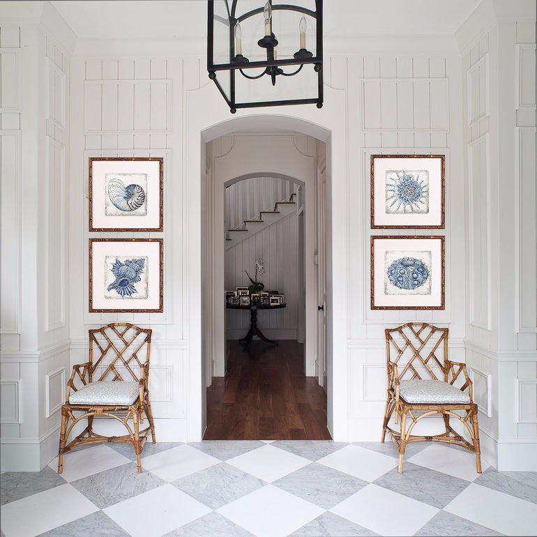 Mittelgroßes Maritimes Foyer mit weißer Wandfarbe, gebeiztem Holzboden, Doppeltür, blauer Haustür und grauem Boden in Charleston