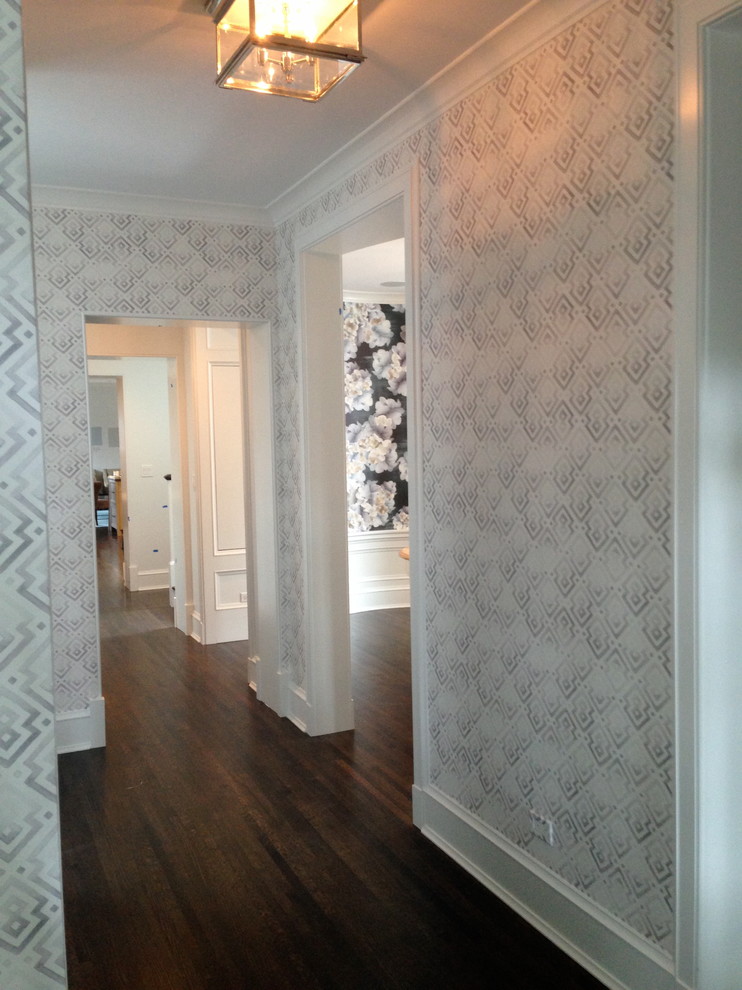 Idée de décoration pour une entrée design de taille moyenne avec un couloir, un mur blanc, parquet foncé, une porte simple et une porte en bois foncé.