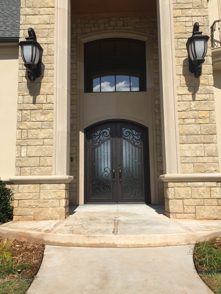 Idee per una grande porta d'ingresso classica con una porta a due ante, una porta in metallo, pareti beige e pavimento in travertino