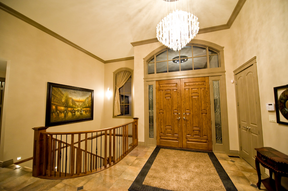カルガリーにある広いトランジショナルスタイルのおしゃれな玄関ドア (ベージュの壁、セラミックタイルの床、木目調のドア) の写真
