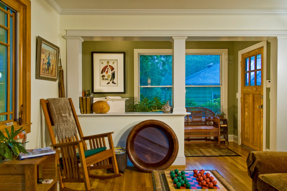 Mittelgroßes Uriges Foyer mit beiger Wandfarbe, braunem Holzboden, Einzeltür und heller Holzhaustür in Atlanta