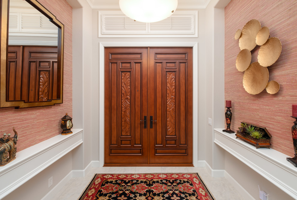 Ejemplo de hall de estilo zen con paredes beige, puerta doble, puerta de madera en tonos medios y suelo blanco