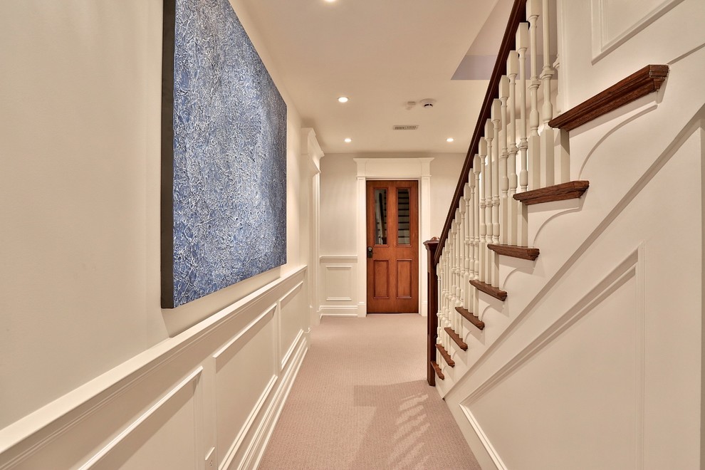 Mittelgroße Moderne Haustür mit weißer Wandfarbe, Teppichboden, Einzeltür und hellbrauner Holzhaustür in Toronto
