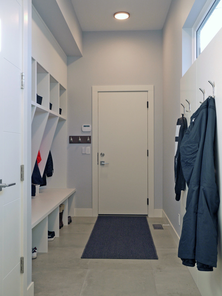 Источник вдохновения для домашнего уюта: большой тамбур в стиле модернизм с серыми стенами, одностворчатой входной дверью, полом из керамогранита, белой входной дверью и серым полом