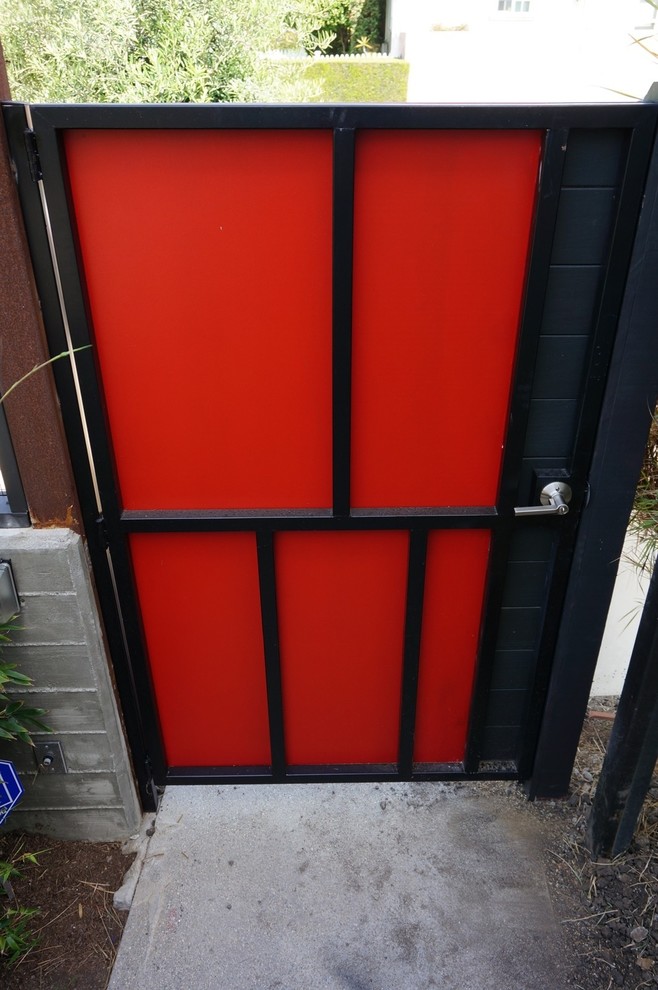 Rosewood Wire Mesh Fencing with Gates Contemporary Entry Los