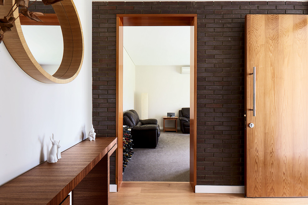 パースにある高級な広いコンテンポラリースタイルのおしゃれな玄関ドア (白い壁、淡色無垢フローリング、淡色木目調のドア、茶色い床) の写真
