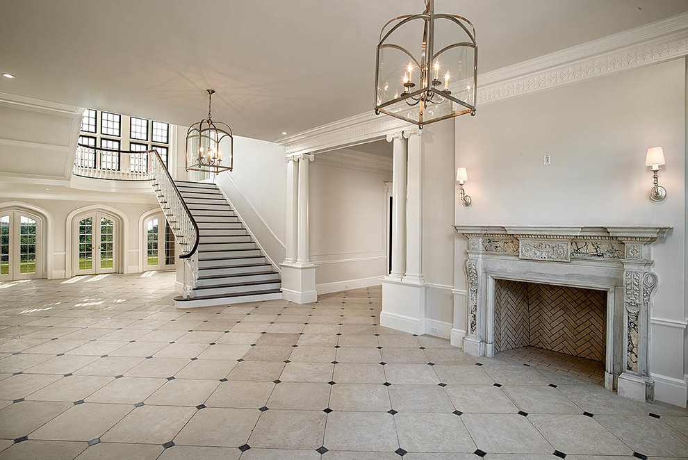 Inspiration pour une grande entrée traditionnelle avec un couloir, un mur blanc, un sol en carrelage de céramique et un sol beige.
