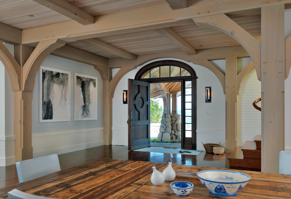 Idée de décoration pour une entrée victorienne avec un mur bleu, une porte simple et une porte en bois foncé.