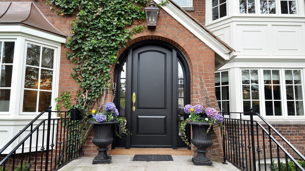 Idées déco pour une porte d'entrée classique de taille moyenne avec une porte simple et une porte noire.