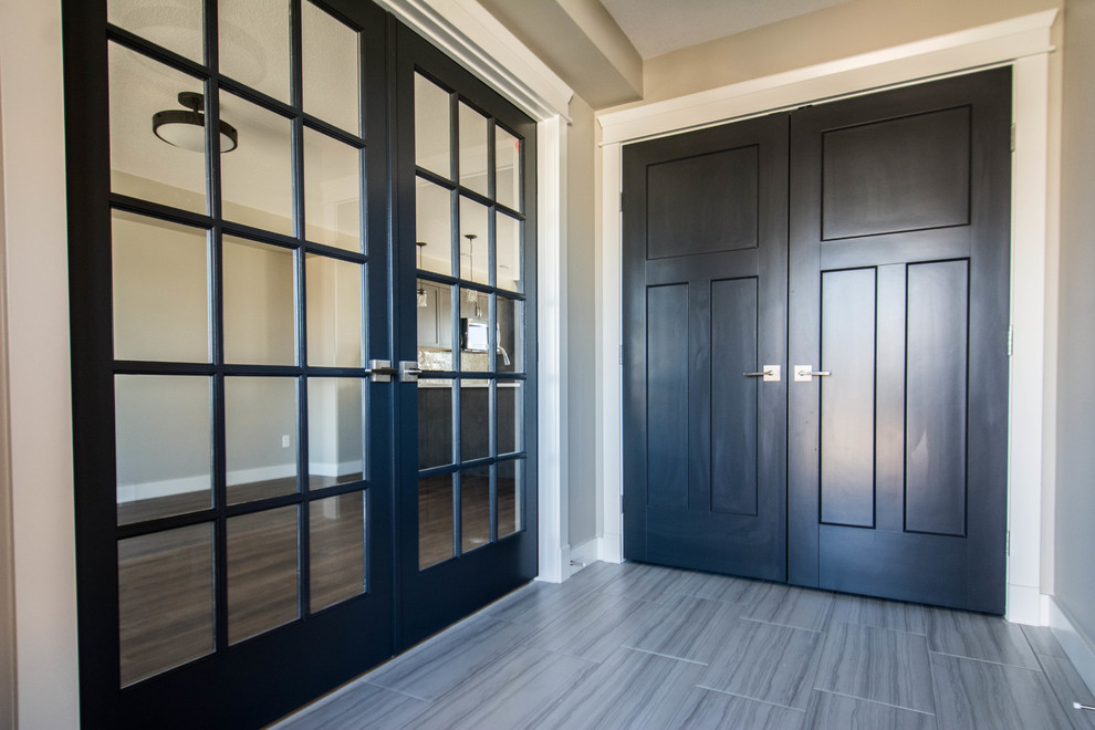 Idéer för en mellanstor klassisk ingång och ytterdörr, med beige väggar, ljust trägolv, en dubbeldörr, en svart dörr och grått golv