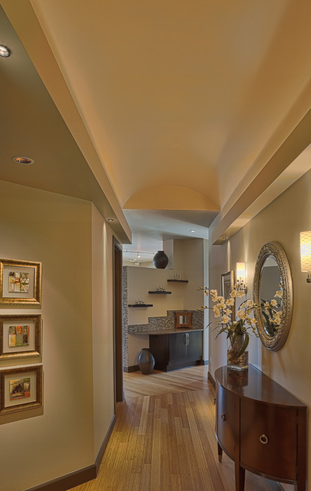 Aménagement d'une entrée classique de taille moyenne avec un couloir, un mur beige, parquet en bambou et un sol marron.