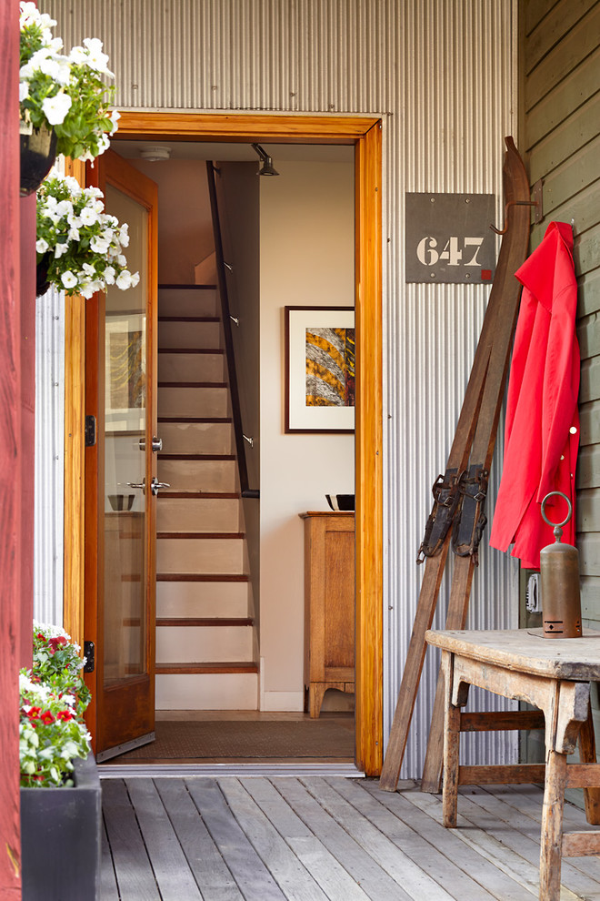 Источник вдохновения для домашнего уюта: маленькая прихожая в современном стиле с серыми стенами, светлым паркетным полом, одностворчатой входной дверью и входной дверью из дерева среднего тона для на участке и в саду