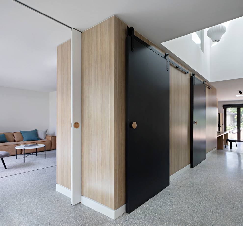 Inspiration för moderna hallar, med flerfärgade väggar och betonggolv