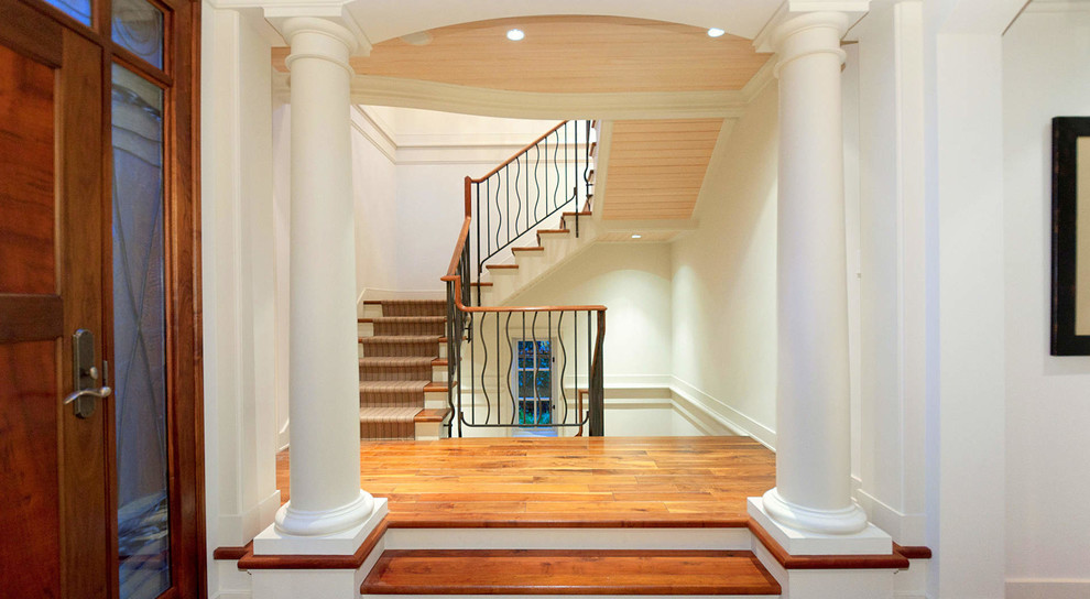 Mittelgroße Moderne Haustür mit weißer Wandfarbe, braunem Holzboden, Einzeltür, hellbrauner Holzhaustür und braunem Boden in New York