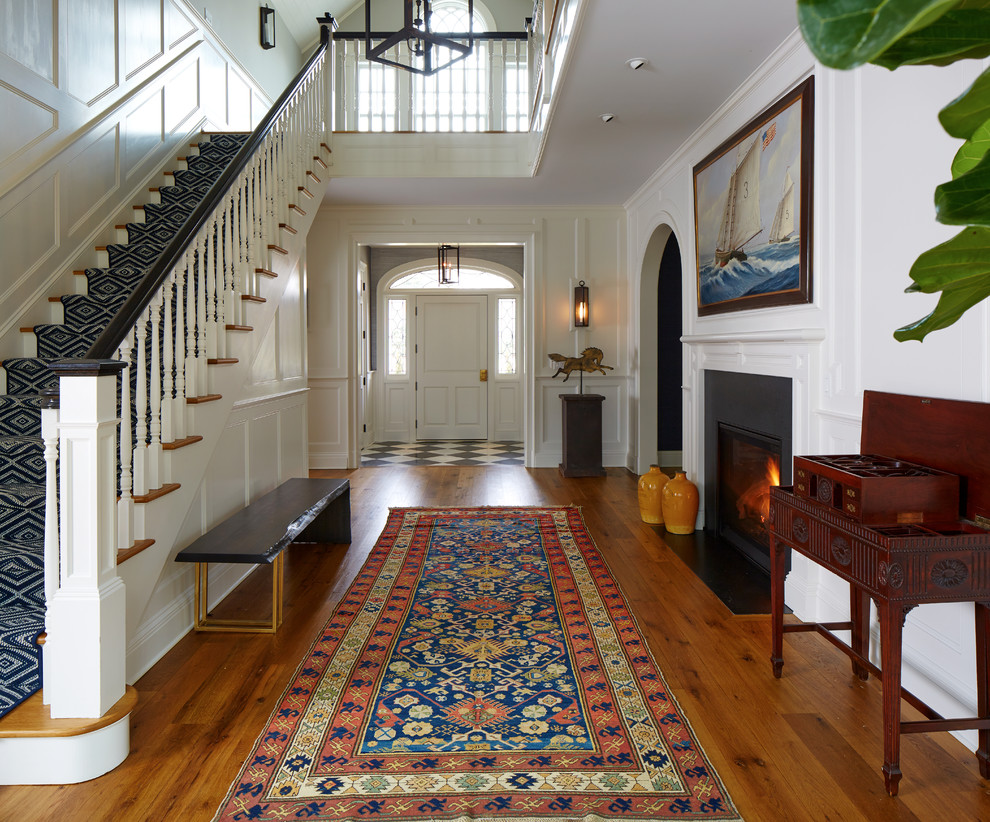 Mittelgroßes Klassisches Foyer mit weißer Wandfarbe, braunem Holzboden, Einzeltür, weißer Haustür und braunem Boden in New York