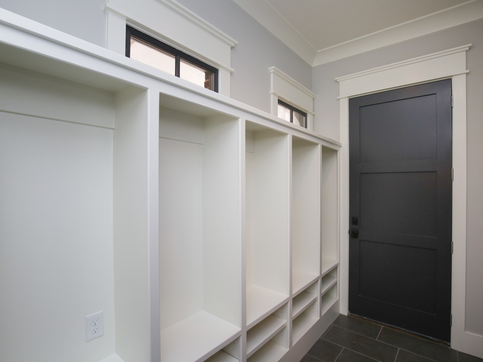 На фото: большой тамбур в стиле кантри с серыми стенами, полом из керамической плитки, одностворчатой входной дверью, серой входной дверью и серым полом