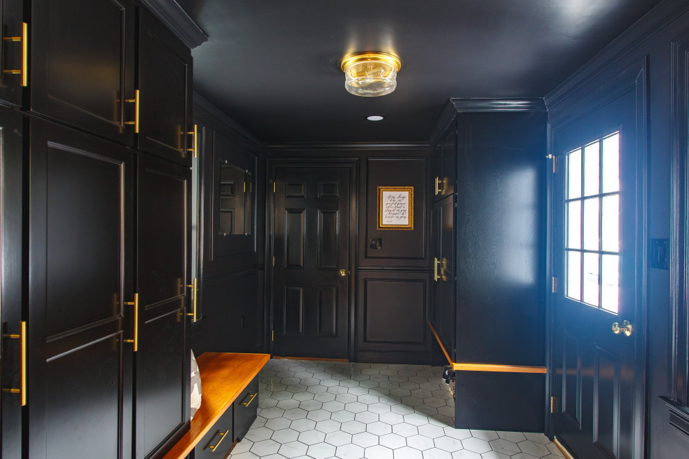 Foto de vestíbulo posterior tradicional renovado de tamaño medio con paredes negras, suelo de baldosas de porcelana, puerta pivotante, puerta negra y suelo blanco