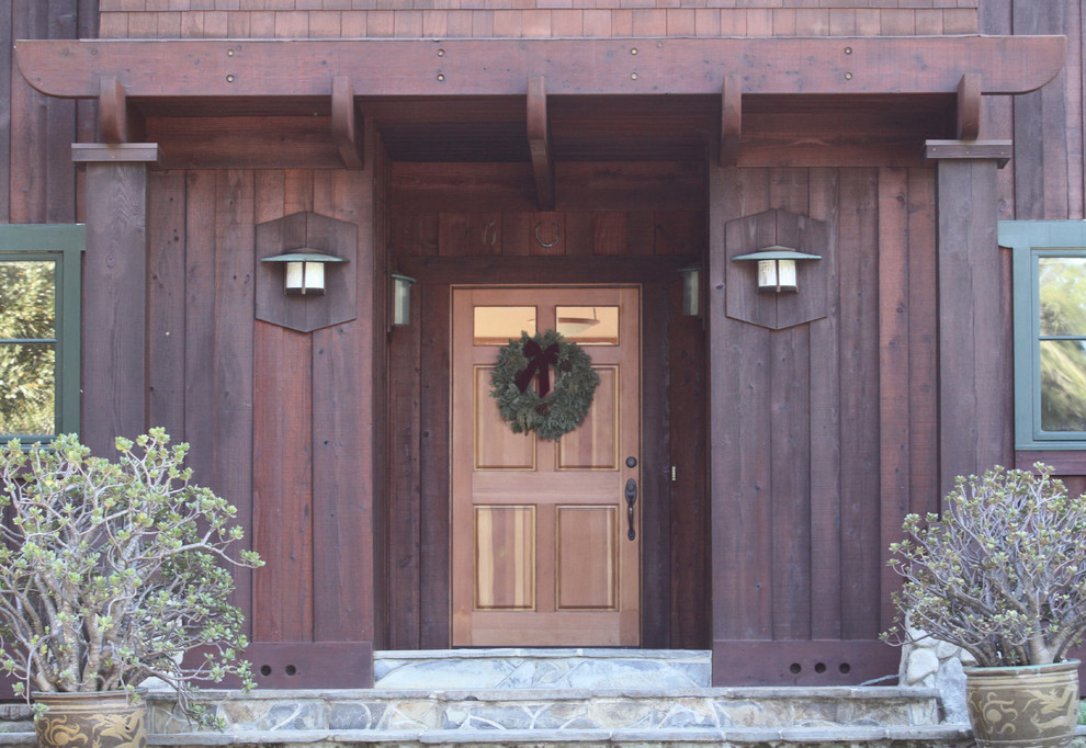 Esempio di una grande porta d'ingresso stile americano con una porta singola e una porta in legno bruno