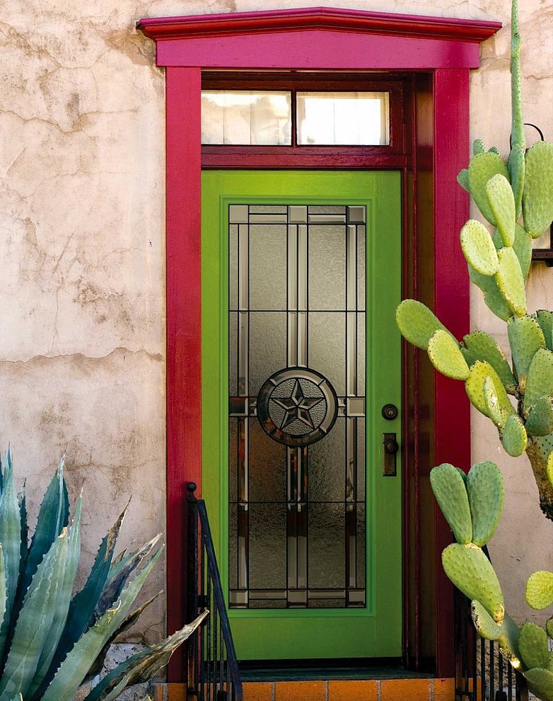Foto på en mellanstor eklektisk ingång och ytterdörr, med en pivotdörr och en grön dörr