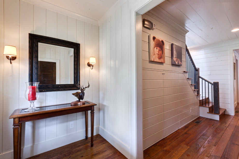 Источник вдохновения для домашнего уюта: фойе среднего размера в стиле кантри с белыми стенами, паркетным полом среднего тона и одностворчатой входной дверью