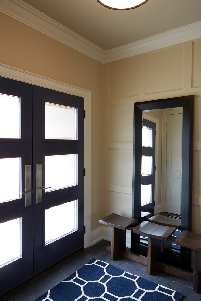 Idée de décoration pour un petit hall d'entrée design avec un mur beige, un sol en carrelage de porcelaine, une porte double, une porte bleue et un sol gris.