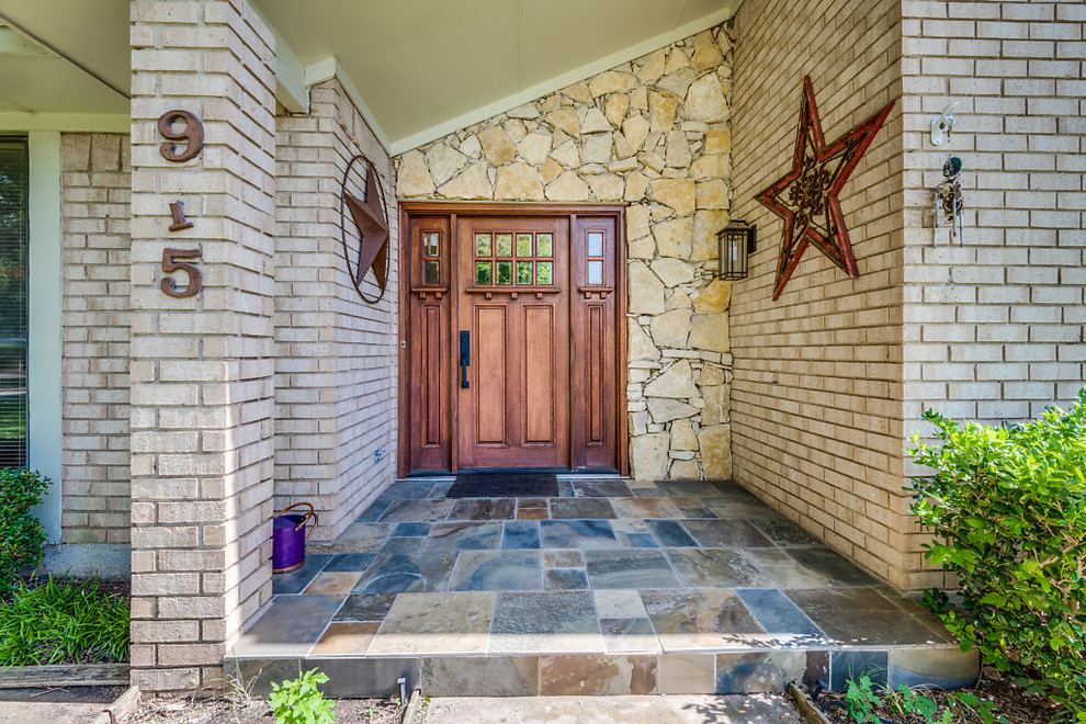 ダラスにあるカントリー風のおしゃれな玄関ドア (スレートの床、木目調のドア、マルチカラーの床) の写真