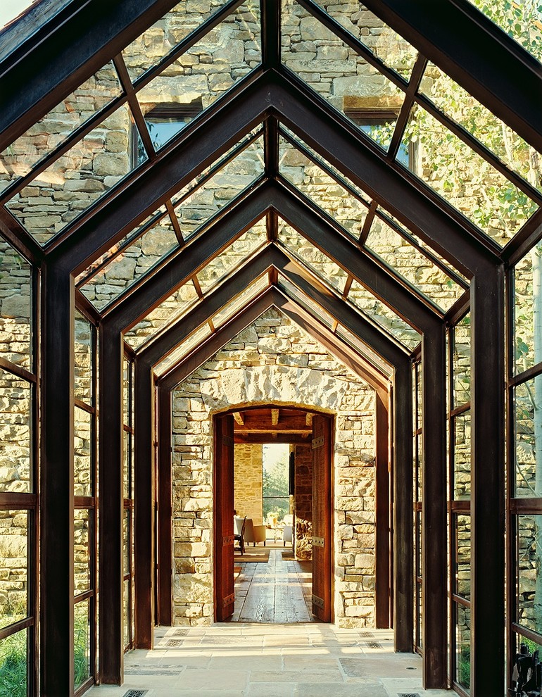 Foto de puerta principal rural con puerta doble y puerta de madera oscura