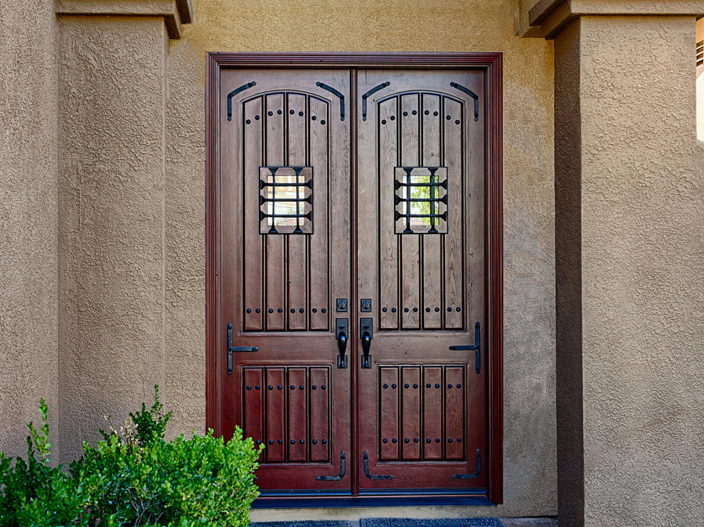 Свежая идея для дизайна: огромная входная дверь в стиле рустика с коричневыми стенами, двустворчатой входной дверью и входной дверью из дерева среднего тона - отличное фото интерьера