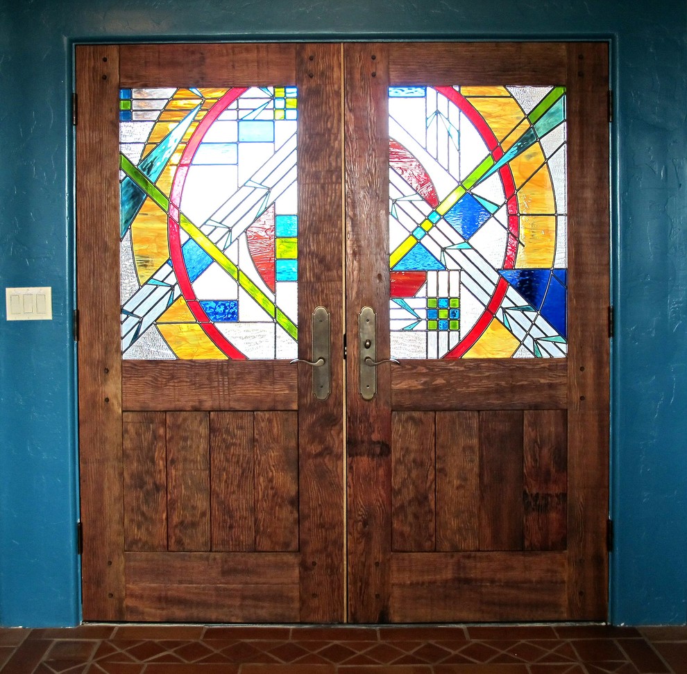 フェニックスにある高級な中くらいなラスティックスタイルのおしゃれな玄関ドア (青い壁、テラコッタタイルの床、濃色木目調のドア) の写真