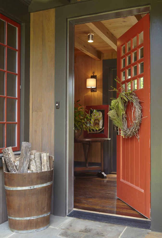 Inspiration för rustika entréer, med en röd dörr