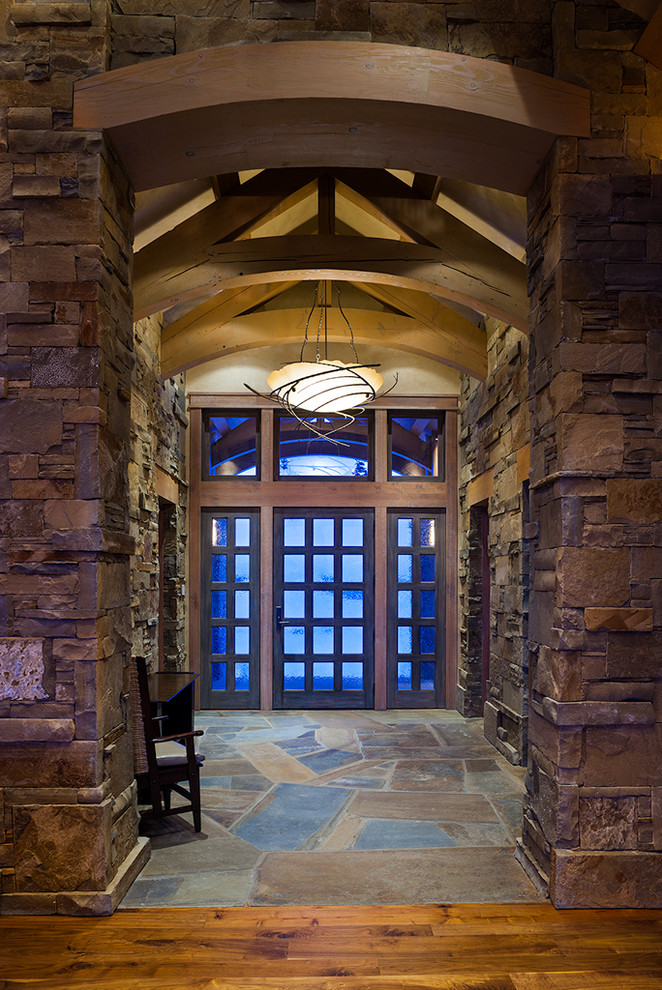 Exemple d'une entrée montagne avec un couloir, une porte simple et une porte en verre.