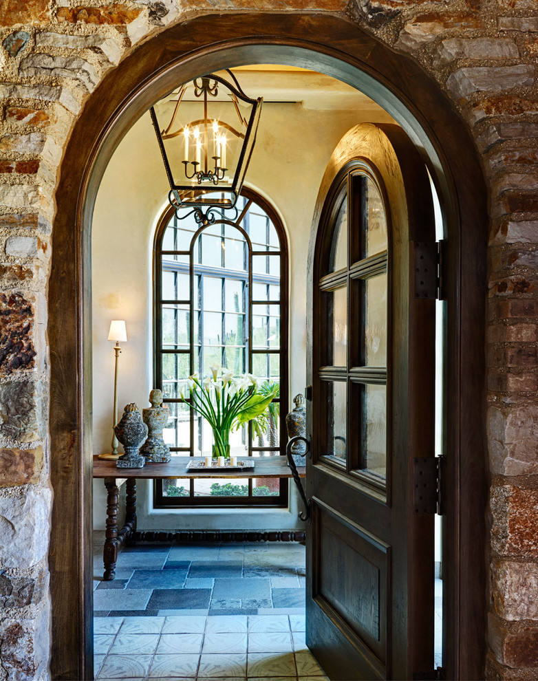 Идея дизайна: входная дверь среднего размера с бежевыми стенами, полом из керамической плитки, одностворчатой входной дверью и входной дверью из темного дерева