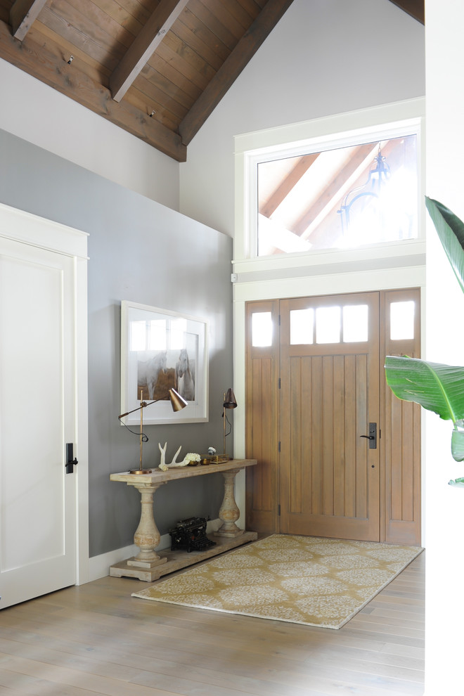 Diseño de entrada de estilo de casa de campo grande con paredes grises y suelo de madera clara