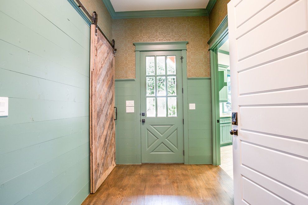 ダラスにある中くらいなカントリー風のおしゃれな玄関ドア (無垢フローリング、緑のドア) の写真