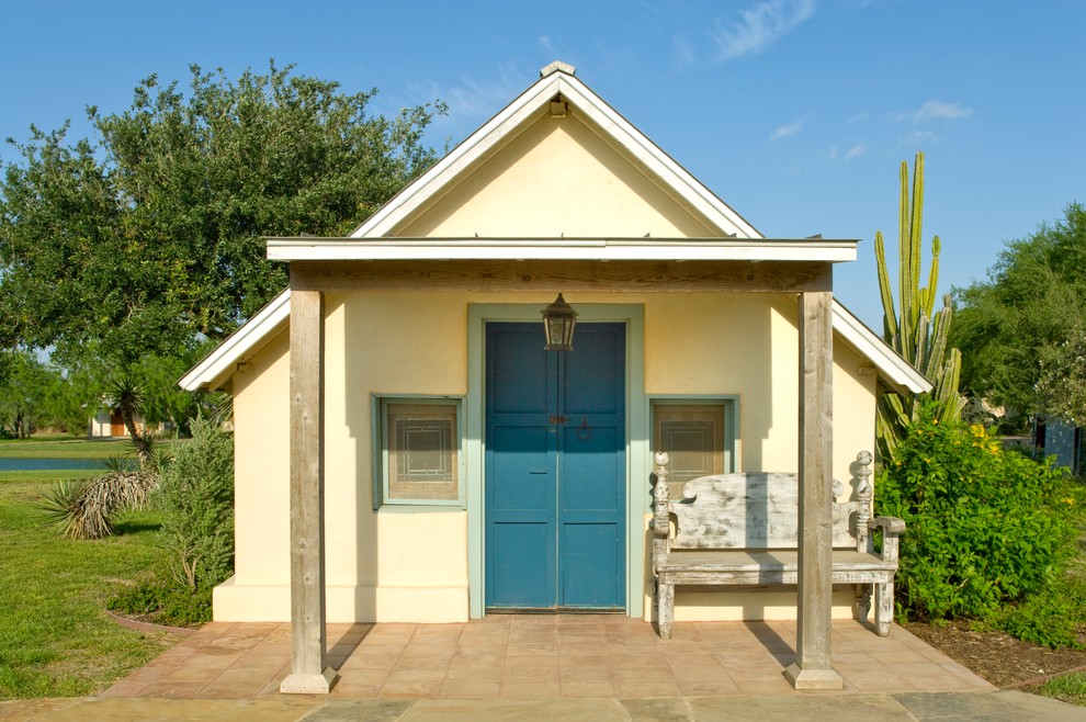 Mediterraner Eingang mit Doppeltür und blauer Haustür in Houston