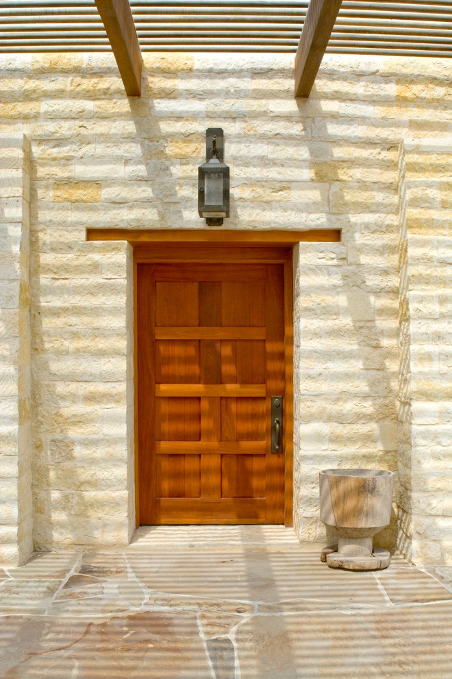Ejemplo de puerta principal de estilo americano con puerta simple