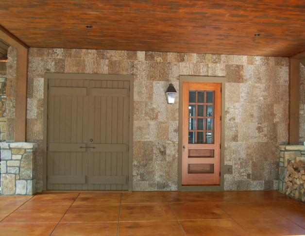 Idée de décoration pour un grand hall d'entrée chalet avec un sol en bois brun, une porte simple, une porte en bois brun et un mur beige.