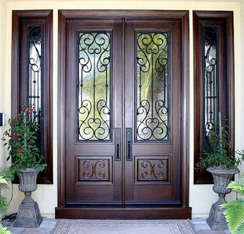 Imagen de puerta principal mediterránea grande con puerta doble, puerta de madera oscura, paredes blancas y suelo de baldosas de cerámica