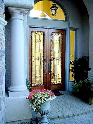Стильный дизайн: входная дверь в средиземноморском стиле с двустворчатой входной дверью и входной дверью из дерева среднего тона - последний тренд