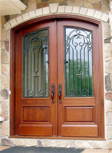 Ispirazione per una porta d'ingresso mediterranea con una porta a due ante e una porta in legno scuro