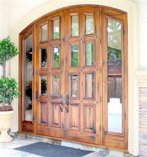 Imagen de puerta principal mediterránea con puerta doble y puerta de madera oscura