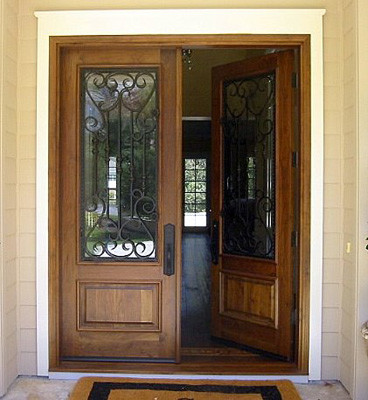Exempel på en stor klassisk ingång och ytterdörr, med en dubbeldörr, mörk trädörr, beige väggar och granitgolv