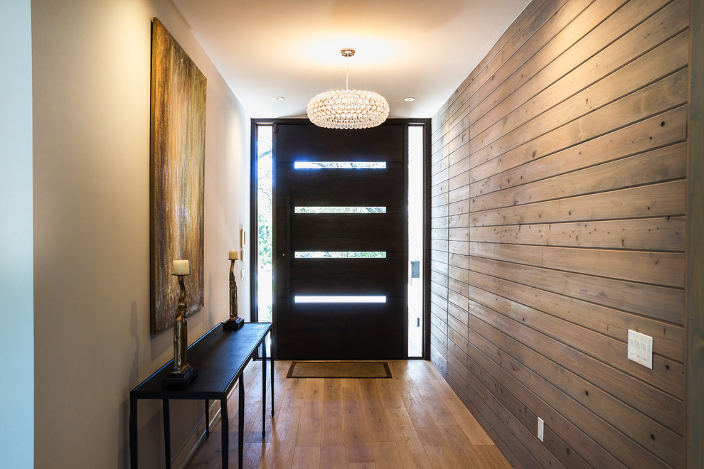 Große Klassische Haustür mit hellem Holzboden, Drehtür, dunkler Holzhaustür und grauer Wandfarbe in Austin