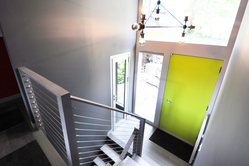 Источник вдохновения для домашнего уюта: маленькая входная дверь в стиле модернизм с серыми стенами, полом из керамогранита, одностворчатой входной дверью и желтой входной дверью для на участке и в саду