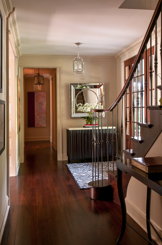 Mittelgroßes Klassisches Foyer mit beiger Wandfarbe, dunklem Holzboden, Einzeltür und Haustür aus Glas in New York