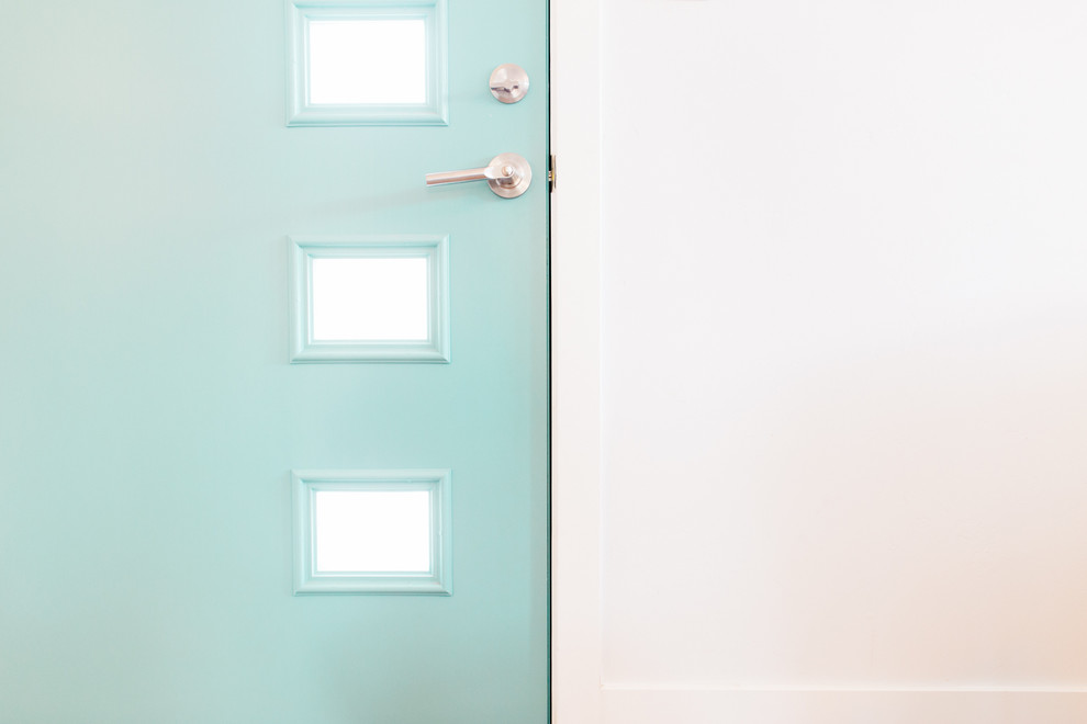 Foto de puerta principal clásica renovada de tamaño medio con paredes blancas, suelo de madera clara y puerta simple