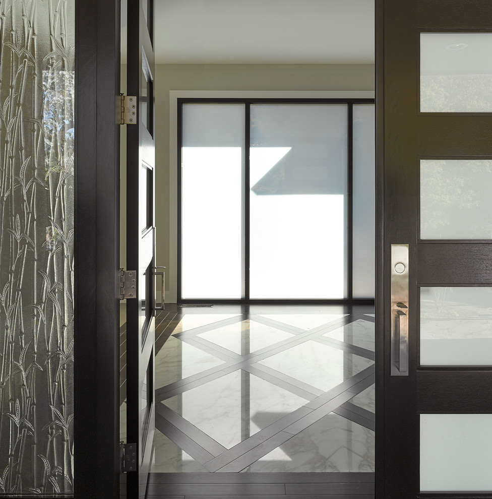 Стильный дизайн: фойе в современном стиле с серыми стенами, двустворчатой входной дверью и черной входной дверью - последний тренд